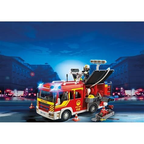 Zestaw Playmobil 5363 Samochód Strażacki City Action na tle miejskim