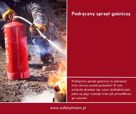Archiwalna fotografia przedstawiająca historyczną remizę OSP lub dawny sprzęt gaśniczy
