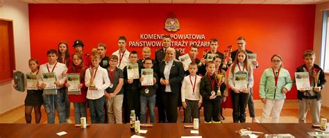 Zdjęcie grupowe laureatów gminnych eliminacji OTWP w Bralinie