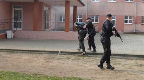 Symulacja ćwiczeń strażackich w szkole ponadgimnazjalnej w Łodzi
