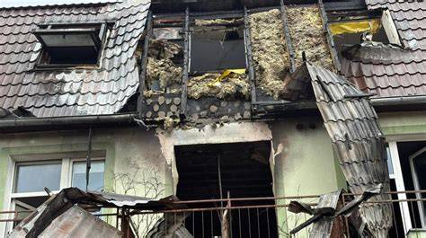 Zniszczony budynek restauracji po pożarze