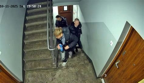 Strażacy rozwijający linię wężową na klatce schodowej