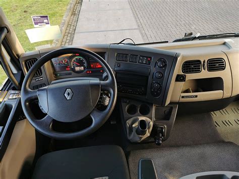 Schemat lub infografika przedstawiająca wnętrze kabiny Renault K 440 z zaznaczonymi elementami sterowania i komunikacji