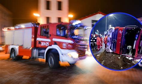 Uszkodzony wóz strażacki po wypadku.