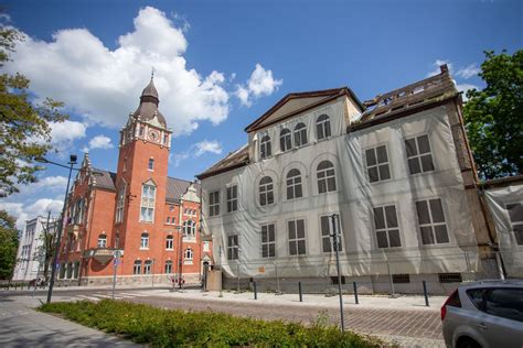 widok płonącej kamienicy w Słupsku