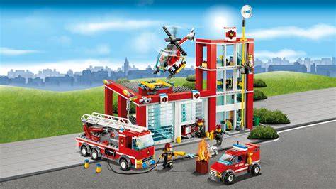 Infographics showing the modularity and different configurations of the LEGO City Fire Station 60004