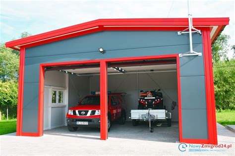 Wnętrze nowoczesnego garażu straży pożarnej z zaparkowanymi wozami bojowymi