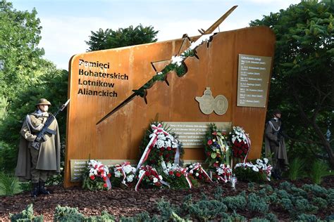 Pomnik upamiętniający strażaków, którzy zginęli w pożarze Kuźni Raciborskiej
