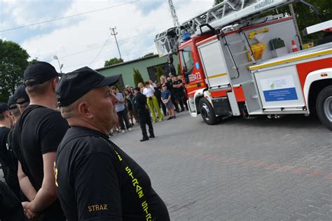 Zdjęcie przedstawiające rozbudowaną remizę OSP Babice z utwardzonym dojazdem