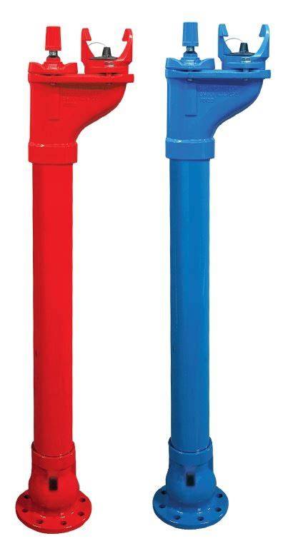 Zardzewiały hydrant podziemny, częściowo zasłonięty