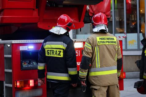 Zdjęcie przedstawiające akcję gaśniczą straży pożarnej w Częstochowie na ulicy Limanowskiego, rano.
