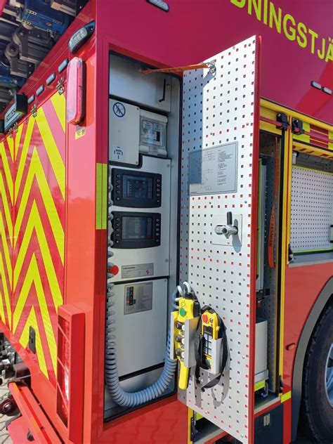 Zbliżenie na boczne i tylne skrytki sprzętowe z żaluzjami i klapami aluminiowymi