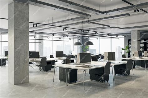 Wnętrze przedziału sztabowego z komputerami i panelami sterowania