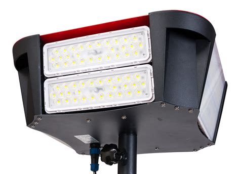 Wysunięty maszt oświetleniowy z zamontowanymi lampami LED