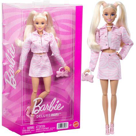 Zbliżenie na detale stroju i akcesoria lalki Barbie Strażaczki