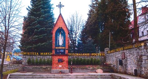 Zdjęcie kapliczek na Wzgórzu Różańcowym w Bardzie