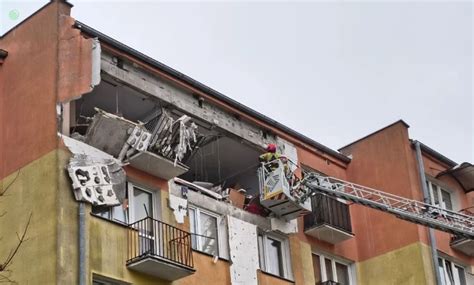 Zdjęcie zniszczonego bloku przy Placu Strażackim w Braniewie po eksplozji gazu