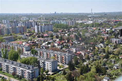 zdjęcie przemysłowego krajobrazu Zagłębia Dąbrowskiego z widocznymi kominami i zakładami