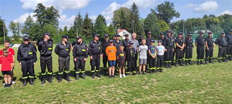 Uczestnicy gminnych zawodów sportowo-pożarniczych OSP w Gminie Chełm w akcji podczas ćwiczeń bojowych.