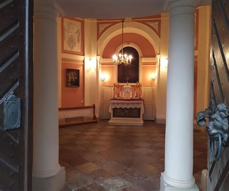 Wnętrze zabytkowej willi z kredensem, w którym według relacji słychać brzęk szkła