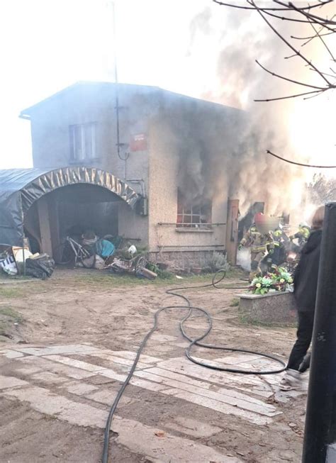 Zniszczony pożarem budynek, przedstawiający skalę strat w dorobku artystycznym