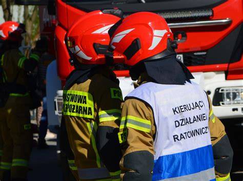 Zdarzenia z udziałem służb ratunkowych na miejscu pożaru w bloku