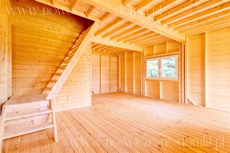 schemat domku letniskowego z zaznaczonym poddaszem i schodami