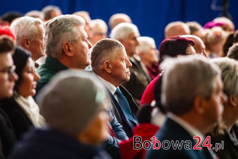 Zdjęcie przedstawiające orkiestrę dętą OSP podczas występu w kościele parafialnym.