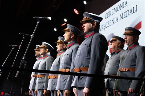 Zdjęcie przedstawiające ceremonię wręczenia odznaczeń i medali strażakom.