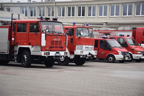 Zestawienie różnych wozów strażackich oraz sprzętu ratowniczego dostępnego w grach dla dzieci