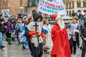 Zdjęcie grupy uczestników Balu Gałganiarza w różnorodnych, barwnych strojach.