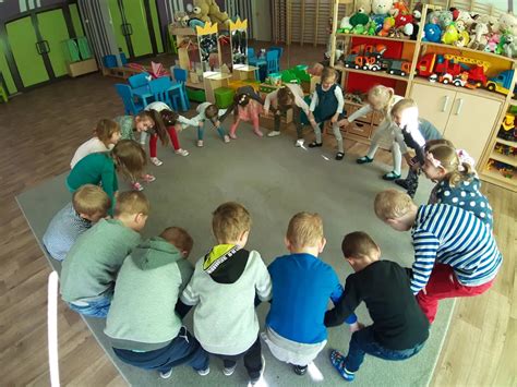 Zdjęcie ze spotkania edukacyjnego w szkole, gdzie dzieci oglądają elementy odblaskowe
