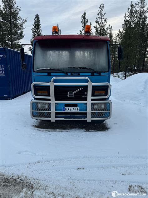 Zdjęcie średniego samochodu ratowniczo-gaśniczego Volvo FL614 w pełnym wyposażeniu bojowym