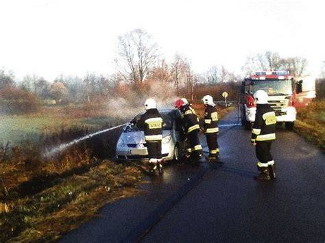 zdjęcie z miejsca zbrodni w Kraszewie Sławęcinie sprzed lat (samochód po pożarze, ślady na drodze)