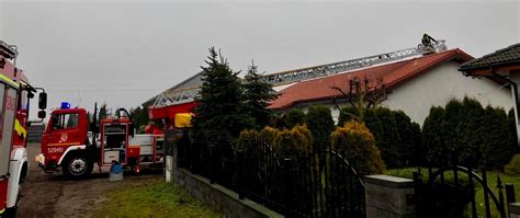 Akcja ratunkowa straży pożarnej przy płonącym domu jednorodzinnym