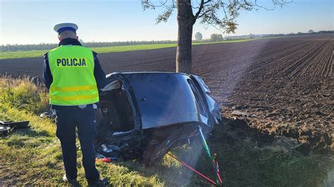 strażacy przekazujący miejsce zdarzenia innym służbom lub właścicielowi