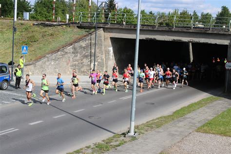 Zdjęcie grupowe uczestników Chojnickich Biegów Strażackich przed startem
