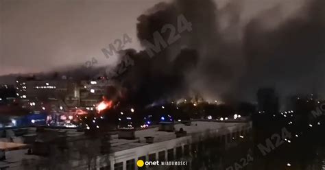 Zdjęcie dymu unoszącego się nad miastem Gorzów podczas pożaru warsztatu samochodowego.