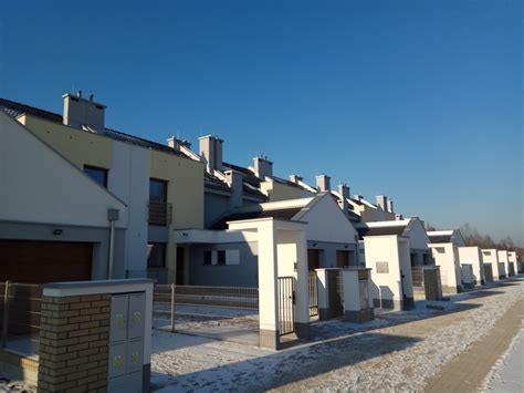 Zdjęcie spalonych budynków szeregowych w miejscowości Skępe