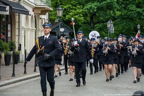 Zdjęcie z parady strażackiej z udziałem Orkiestry Dętej Gminy Dopiewo