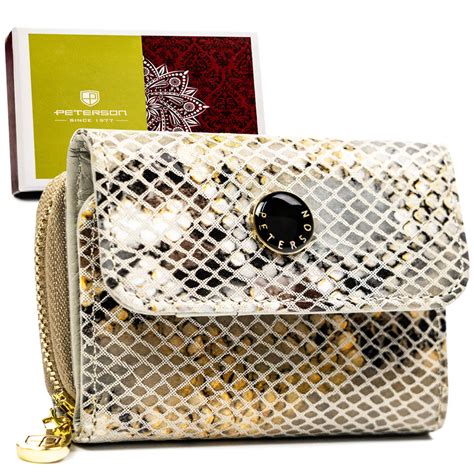 Portfel strażacki wykonany z czerwonego węża pożarniczego i naturalnej skóry