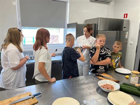 Grupa dzieci uczestnicząca w warsztatach kulinarnych