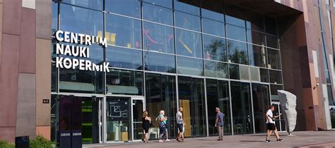 Uczniowie podczas zajęć z edukatorami Centrum Nauki Kopernik