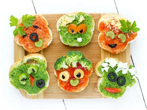 Dzieci prezentujące swoje zdrowe kanapki