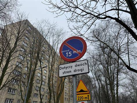 Zdjęcie hełmu wz. 35 z widoczną tabliczką znamionową i charakterystycznym grzebieniem