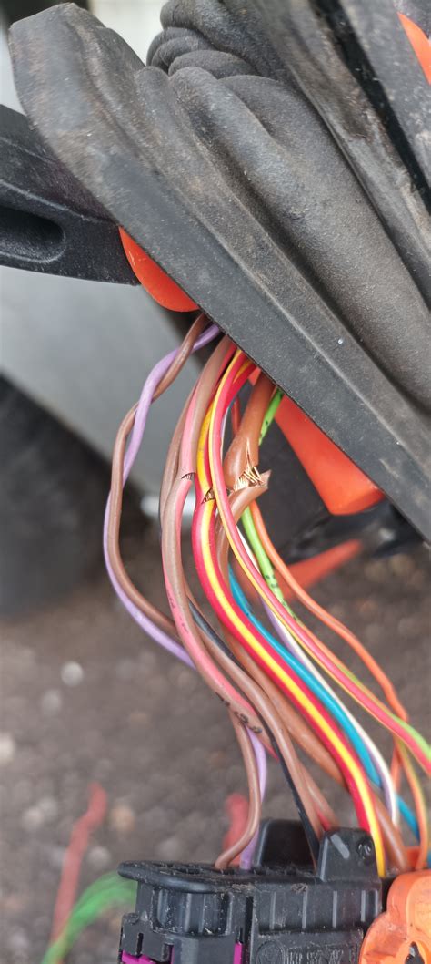 Ilustracja przedstawiająca uszkodzone okablowanie w samochodzie