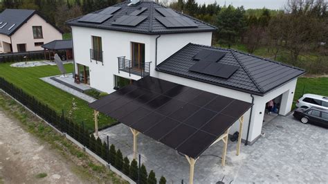 zdjęcie spalonej stodoły z panelami fotowoltaicznymi