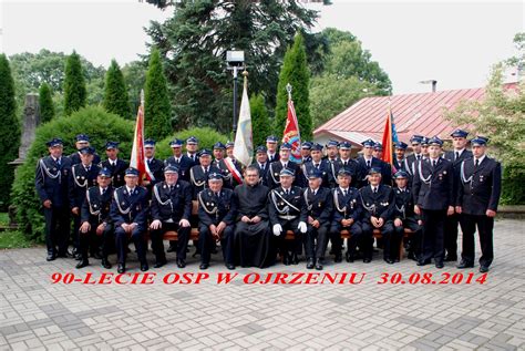 Zdjęcie Orkiestry Dętej OSP Ciechanów w pełnym umundurowaniu podczas występu plenerowego