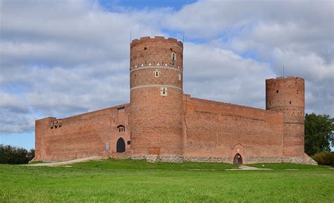 Archiwalna fotografia przedstawiająca orkiestrę strażacką przed budynkiem Zamku Książąt Mazowieckich