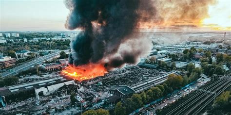 Zdjęcie z drona przedstawiające ogromny pożar hal dawnej fabryki drutu w Gliwicach, noc, płomienie i dym